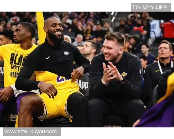 詹姆斯分享与东契奇里夫斯配合心得期待弱侧接球机会 詹姆斯分享与东契奇里夫斯配合心得期待弱侧接球机会