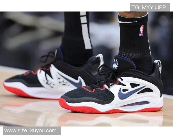 黑蓝配色酷不酷杜克大学球员上脚球队专属KD18PE! 黑蓝配色酷不酷杜克大学球员上脚球队专属KD18PE!